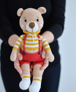 hackovany-medved-v-nohaviciach